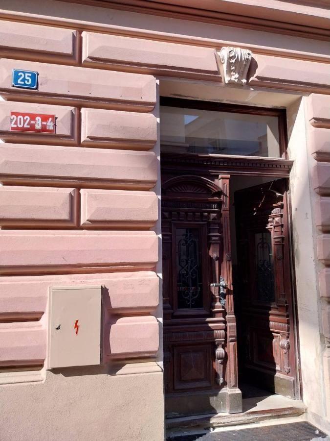 Apartman V Centru Na Velkem Namesti Градець-Кралове Екстер'єр фото